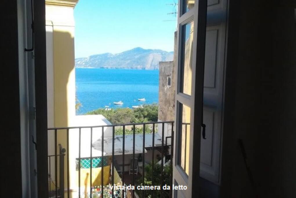 balcone e vista su Lipari e le montagne bianche