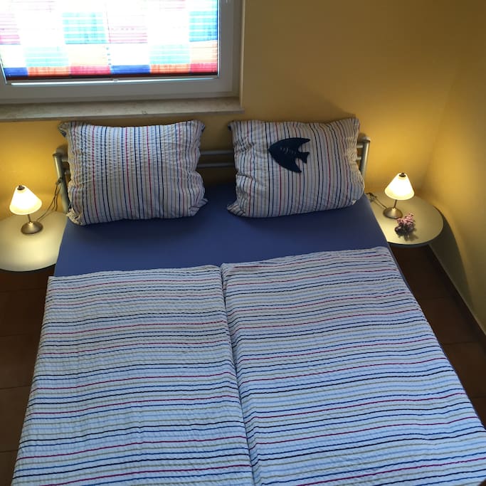 Schlafzimmer mit Doppelbett