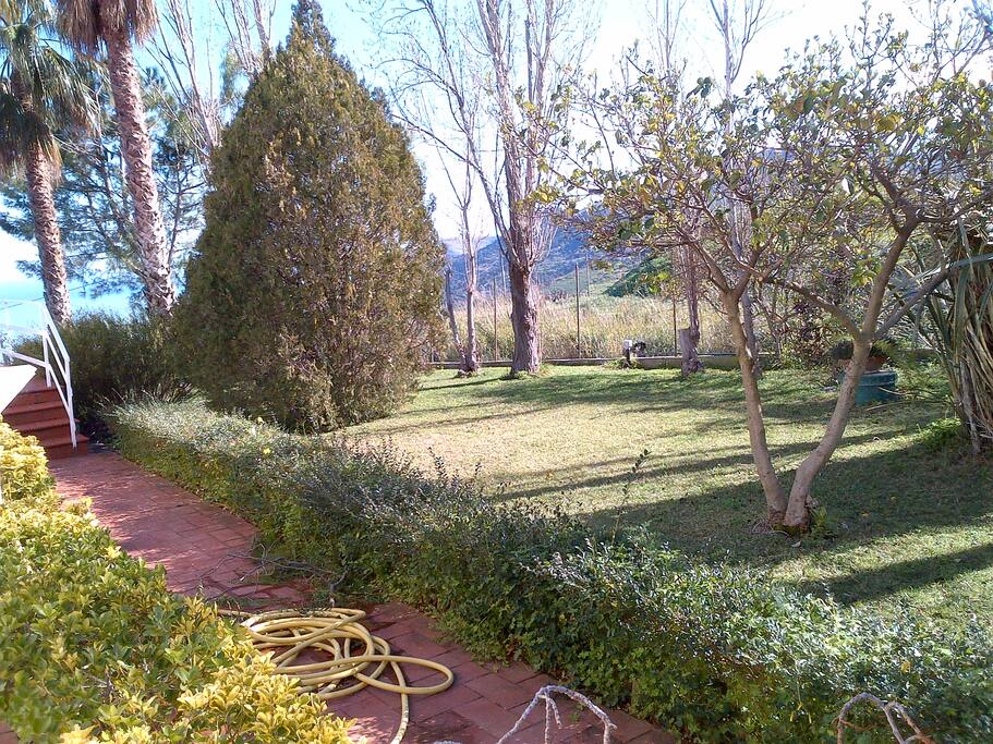 il giardino è molto curato