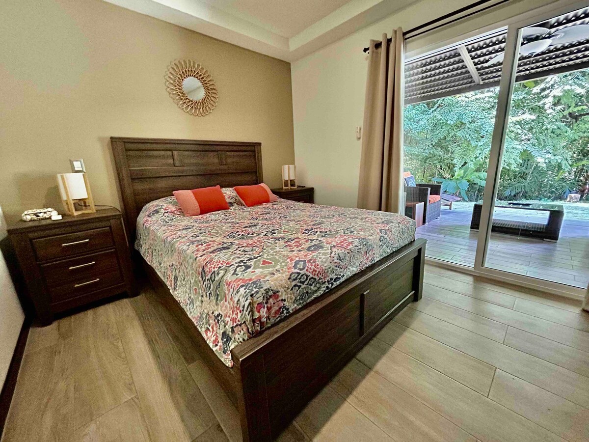 ห้องนอนใหญ่เตียงควีนไซส์ทางเข้าระเบียงเครื่องปรับอากาศ