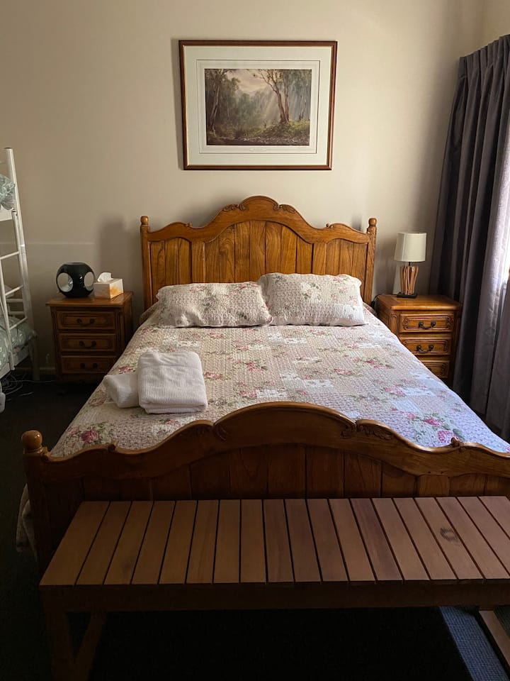 Main Bedroom (1 x queen, 1 x bunk, 1 x single)