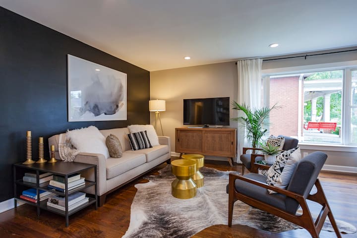 Music Row Honey! Walk to Broadway! Off ST Parking!