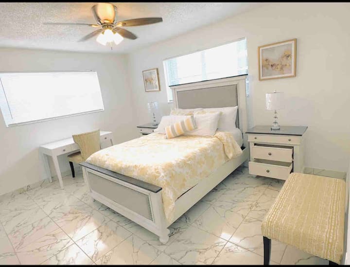 DORMITORIO PRINCIPAL CON CAMA TAMAÑO QUEEN