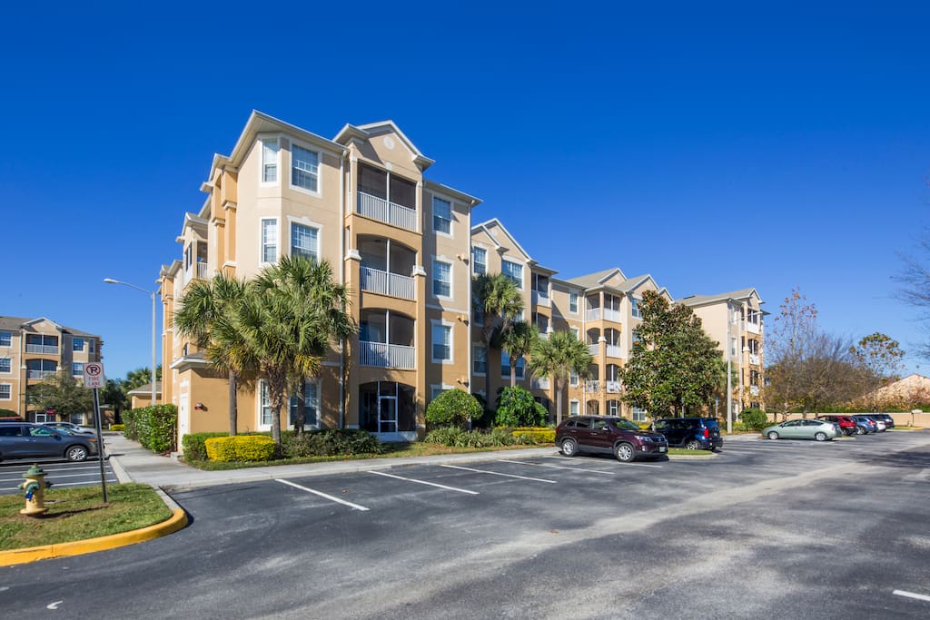 Bring along your family and stay at this fabulous and spacious condo that's just a couple of minutes walk from the clubhouse at the exclusive and popular Windsor Hills resort.