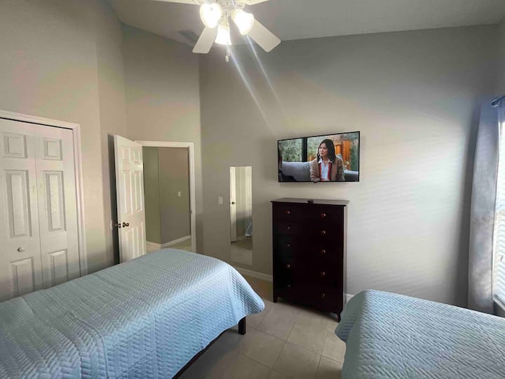 Bedroom 4 with Smart TV