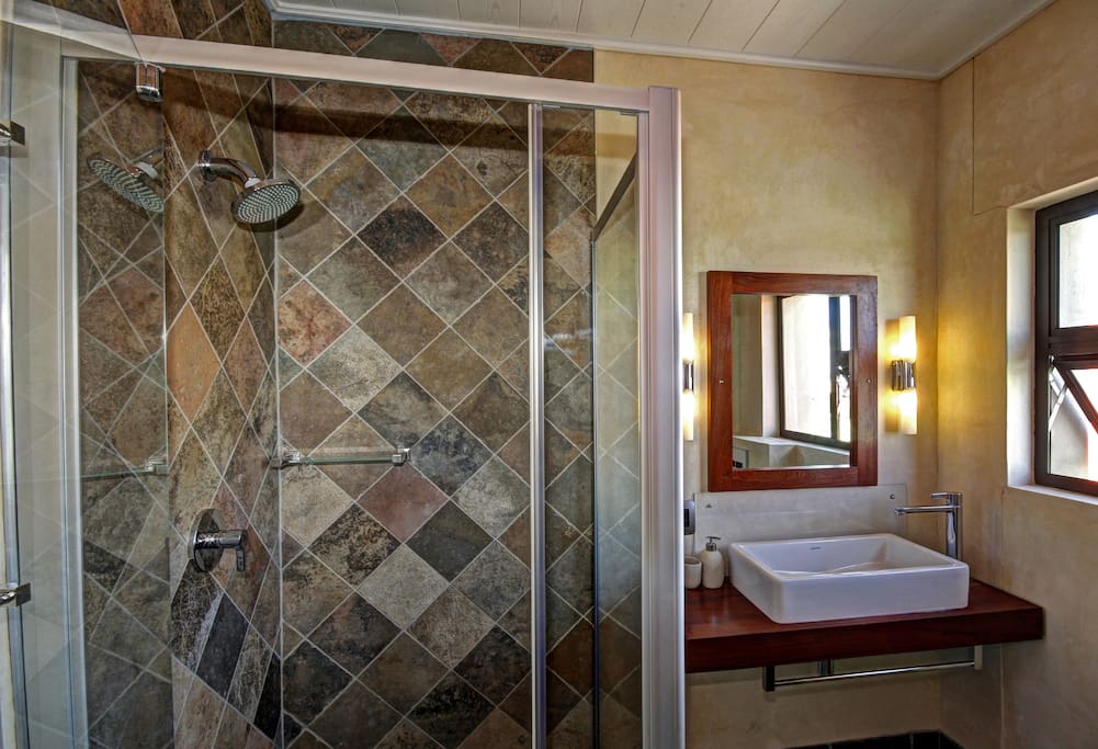 Apartment 5 bathroom
