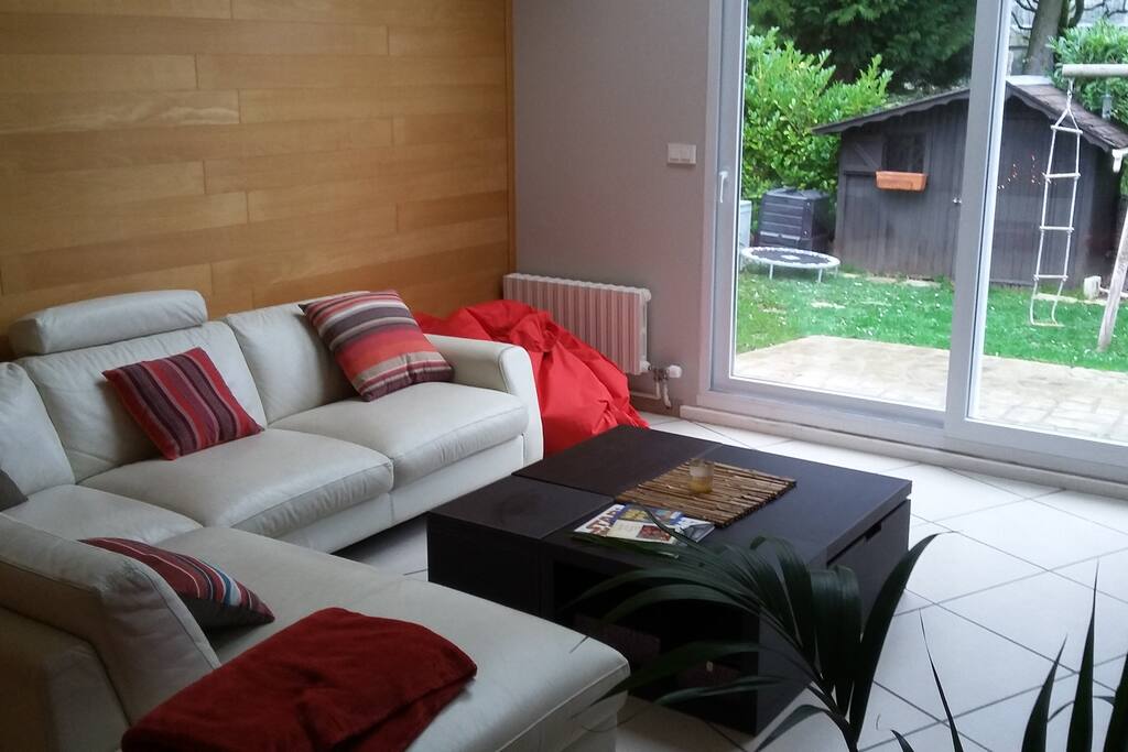 Salon lumineux et spacieux, confortable avec TV