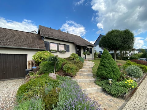 Quiet apartment in idyllic vineyards/balcony