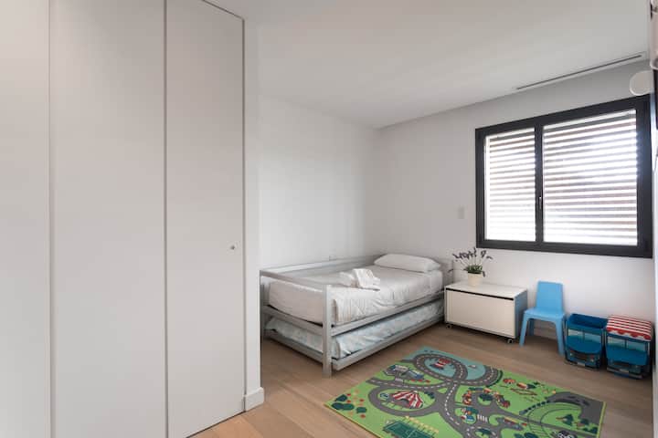 La quarta camera doppia con letti singoli/camera per bambini, con due letti singoli e giocattoli per bambini.