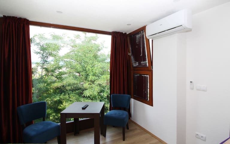 Sweetgreen View with parking