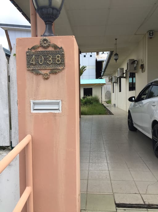 5-8 minutes drive to Miri airport. 7-10 minutes drive to Miri town. Supermarket, restaurant (mamak, others) only 3 minutes drive. House are fully autogate and equipped with alarm. Very nice neighborhood & friendly neighbour :)