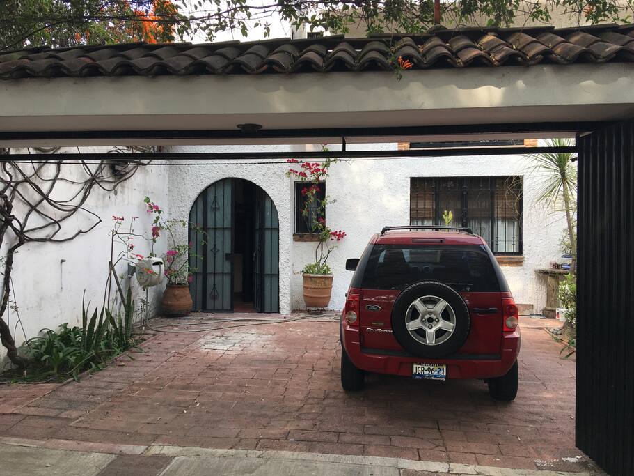 Garaje con portón eléctrico y espacio para 2 autos