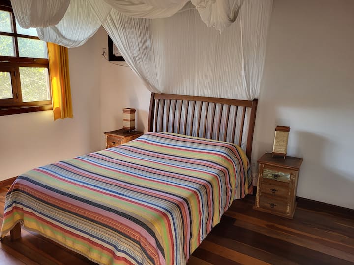 חדר שינה כפול עם חדר רחצה בקומה הראשונה 