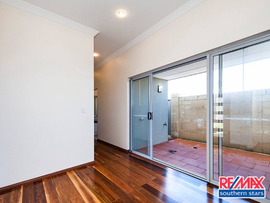 Foyer with screened courtyard