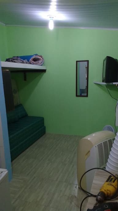 sofá cama, que pode ser colocado colchão em cima.ar condicionado portátil,além do ventilador