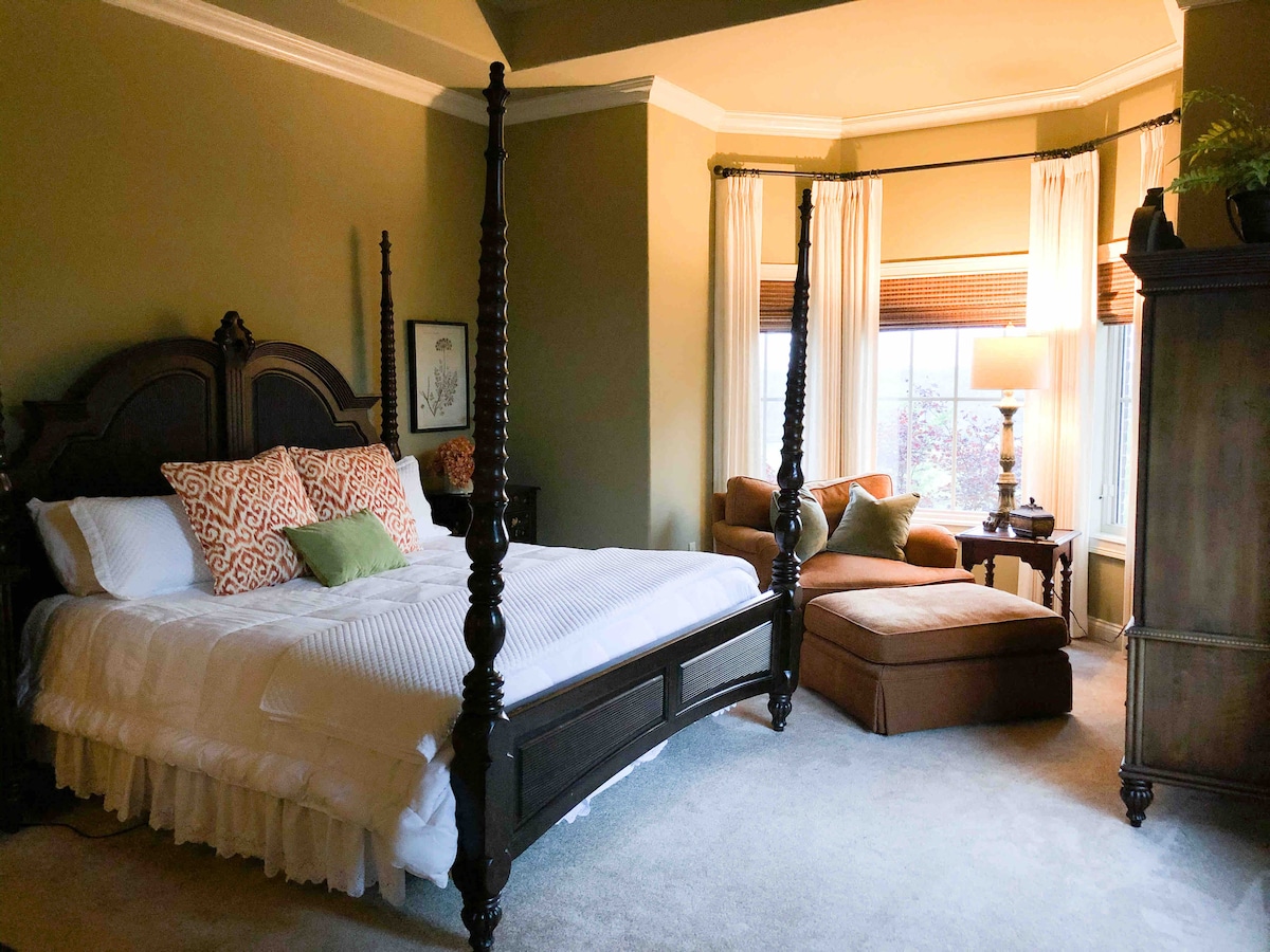 ห้องนอนใหญ่ซ่อนตัวอยู่ในป่าพร้อมห้องน้ำใหญ่ที่เชื่อมต่อกัน 