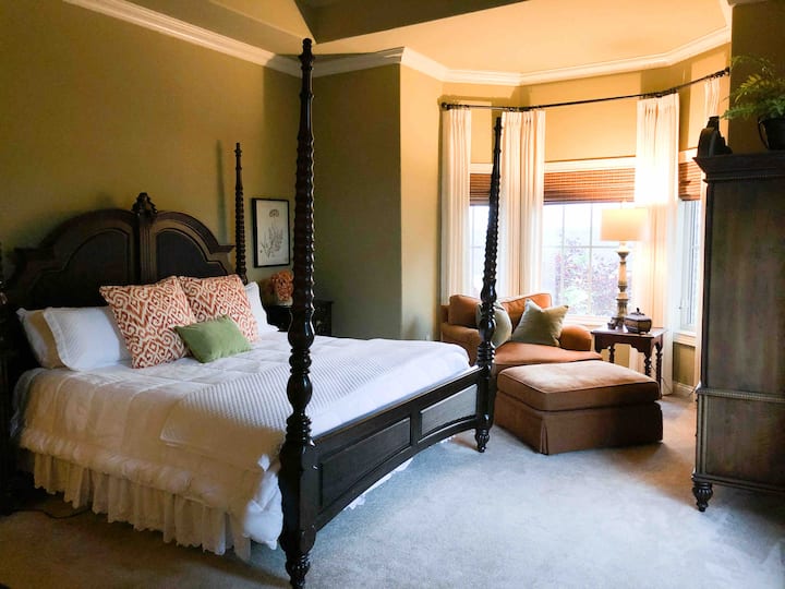 主卧隐藏在森林中，主卫生间相连。 