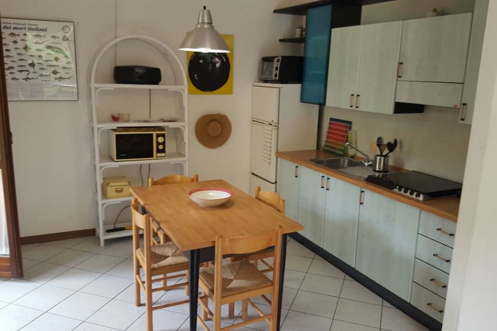 cucina con microonde e cornetto