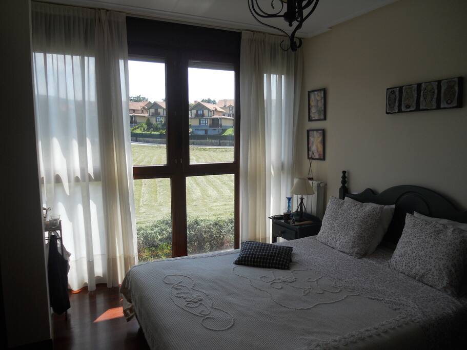 Habitación principal con vistas a zona verde