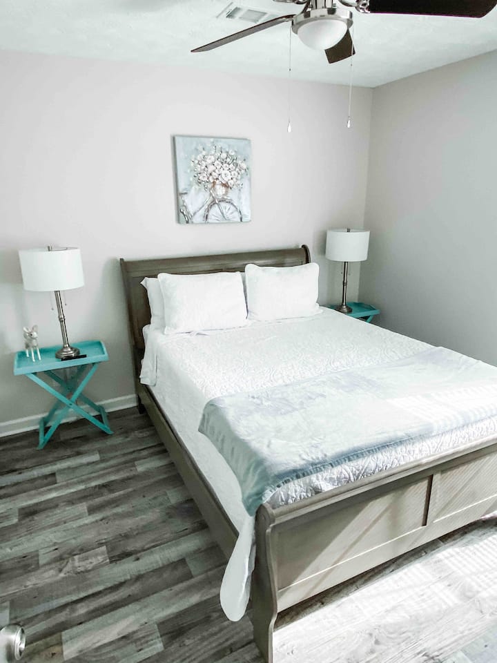 Segundo dormitorio con cama tamaño queen y vestidor. 
