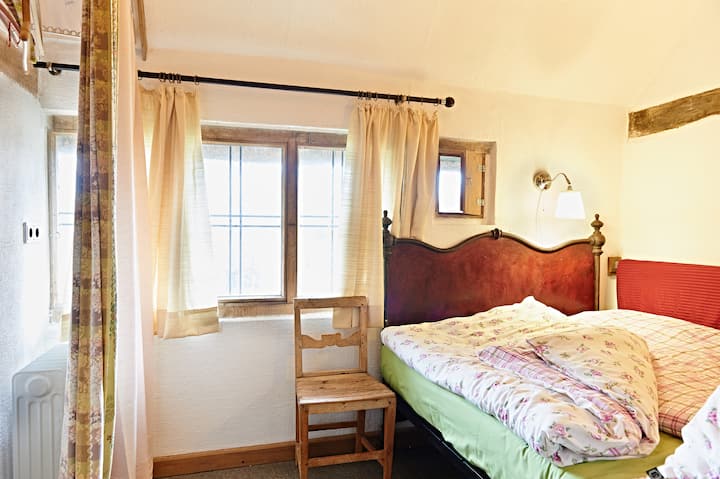 Cama 3+4: habitación pequeña (8 metros cuadrados) con cama de hierro antiguo (140 de ancho)