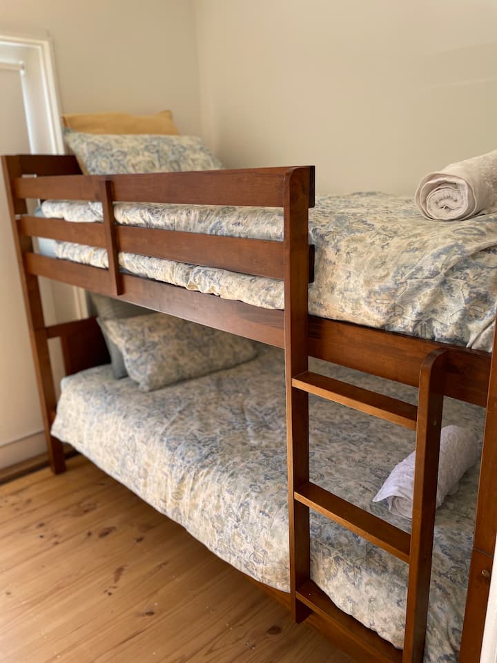 Tercer dormitorio con literas individuales tamaño king.