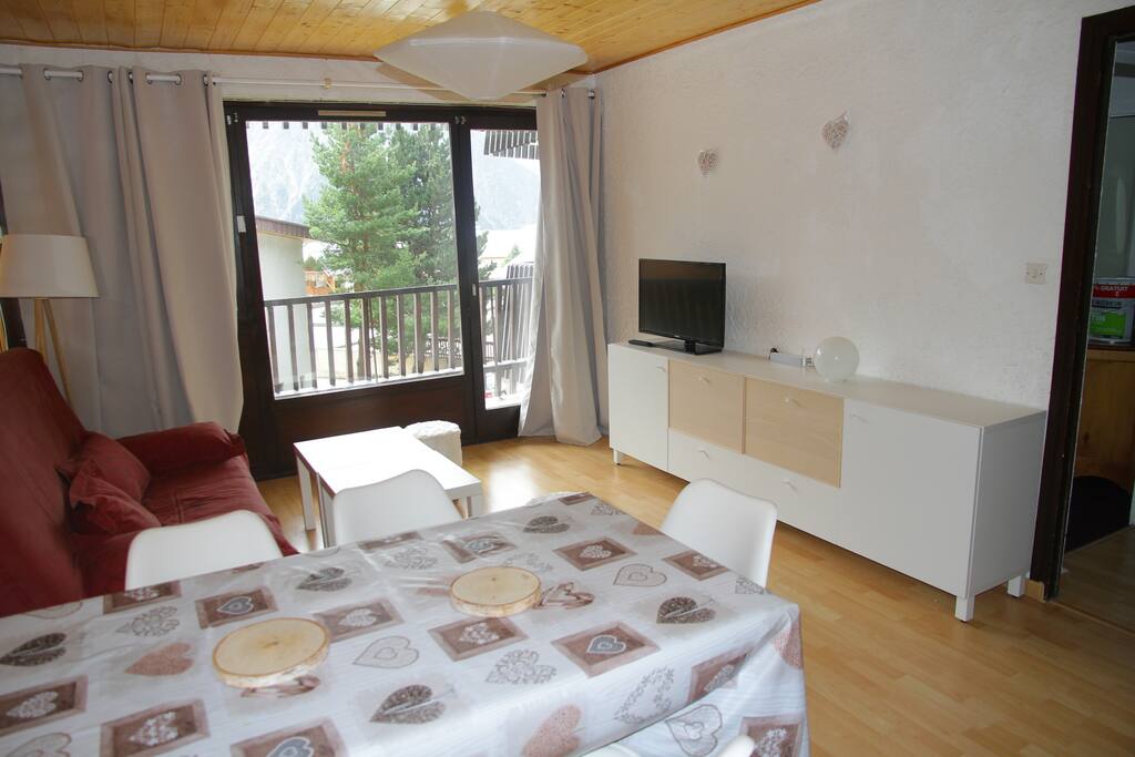 Salon avec vue sur les montagnes, TV et chargeurs pour vos appareils