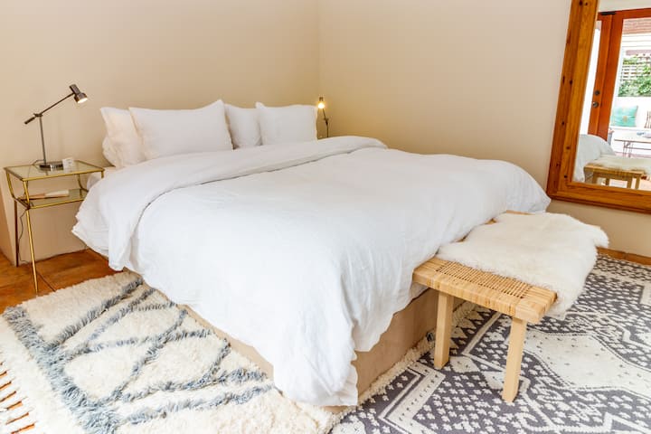 Dormitorio principal con cama tamaño king