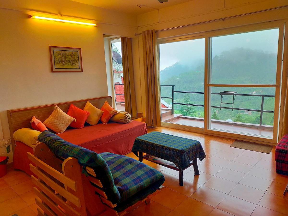 Dnevni boravak na katu okrenut prema dolini. Potpuno staklena francuska klizna vrata omogućuju da krajolik uđe u smještaj