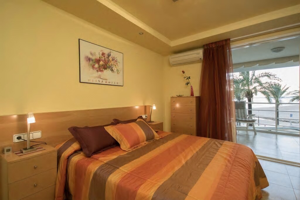 Orange izba (dvojlôžko) na spodnom poschodí. Priamy prístup na terasu