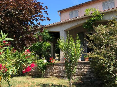 Beautiful air-conditioned house with a 10-bed pool