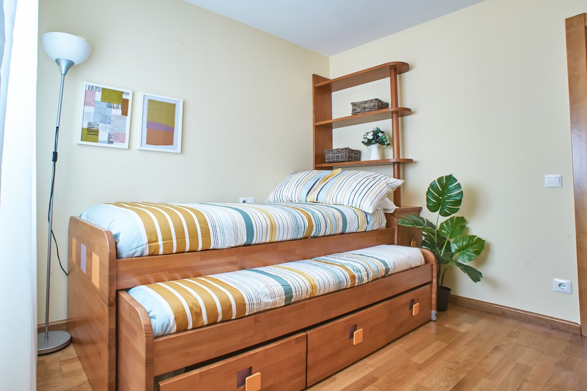 חדר שינה שלישי: מיטת יחיד זוגית, עם שפע של מקום אחסון