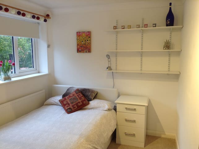 Sunny Room in Family House - Station 4 mins walk