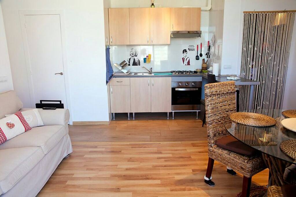 Salón y área cocina
Room and kitchen area