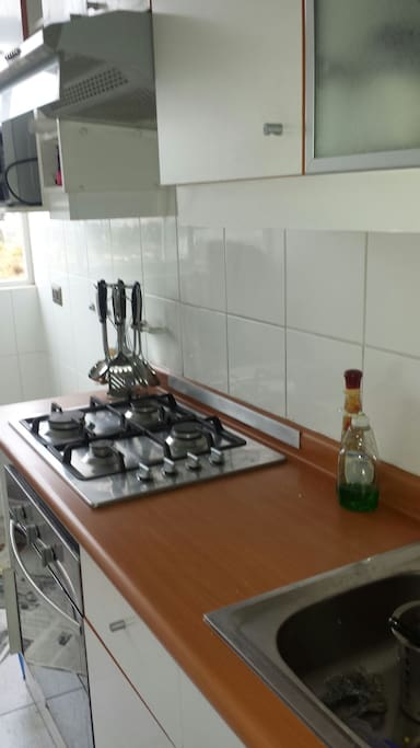Cocina encimera con horno eléctrico.