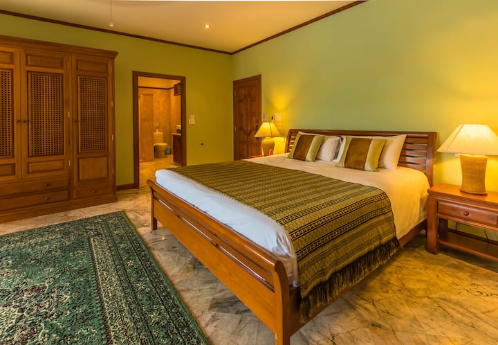 Chambre 1 - lit double et lit simple avec salle de bains privative.