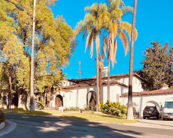 Gorgeous large Mediterranean home with Pool!