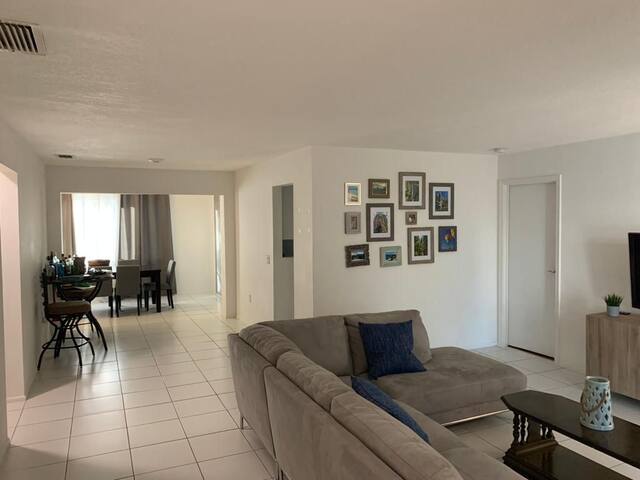 Private Home, 10 Mins to Hardrock Stadium & Casino gallery image 5