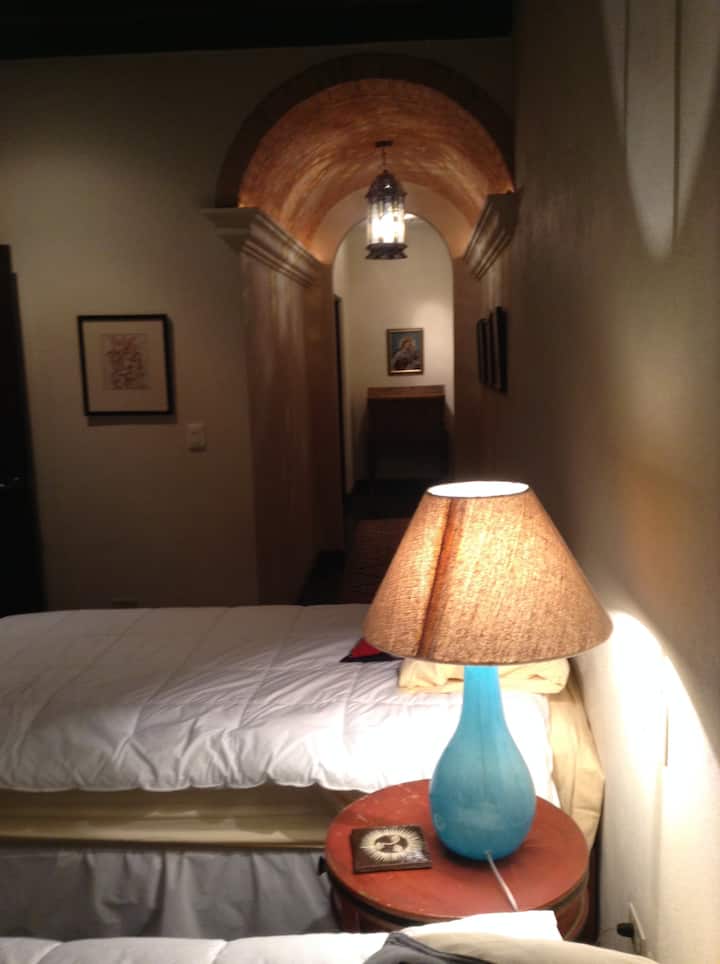 Изглед към сводест таван между спалнята за гости и самостоятелна баня