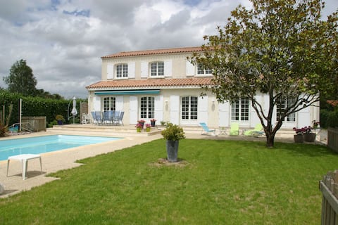 Nice house with pool at Nantes