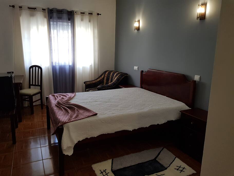 Quarto com cama casal