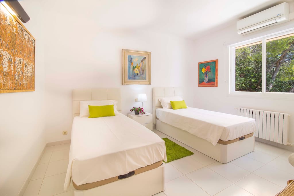 1. Habitación con dos camas individuales y un baño en suit