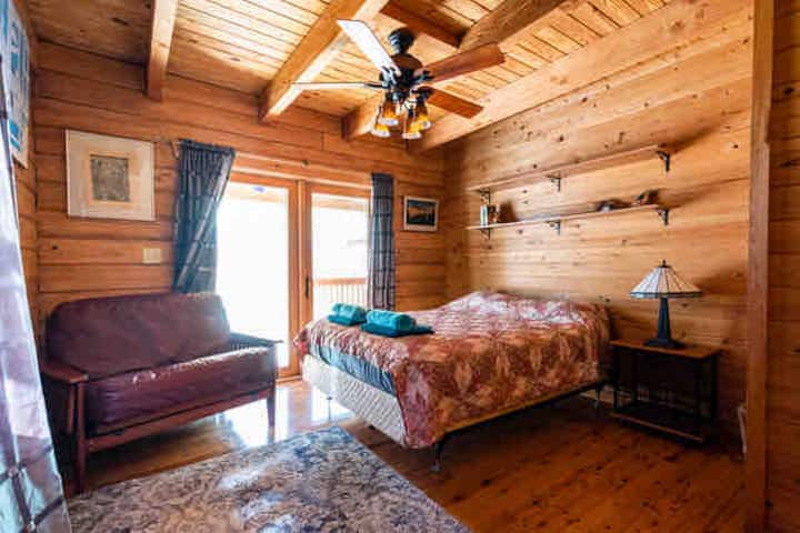 Spavaća soba br. 2 Bračni krevet (1,6x2) i futon (1,6x2). Spavaća soba  izlazi na trijem i vanjski bazen