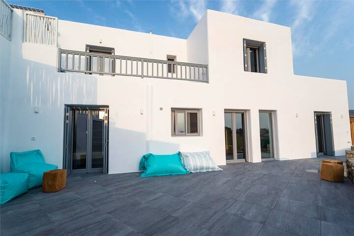 Les Thébaïdes: Luxury Villa on Plaka Beach. gallery image 3
