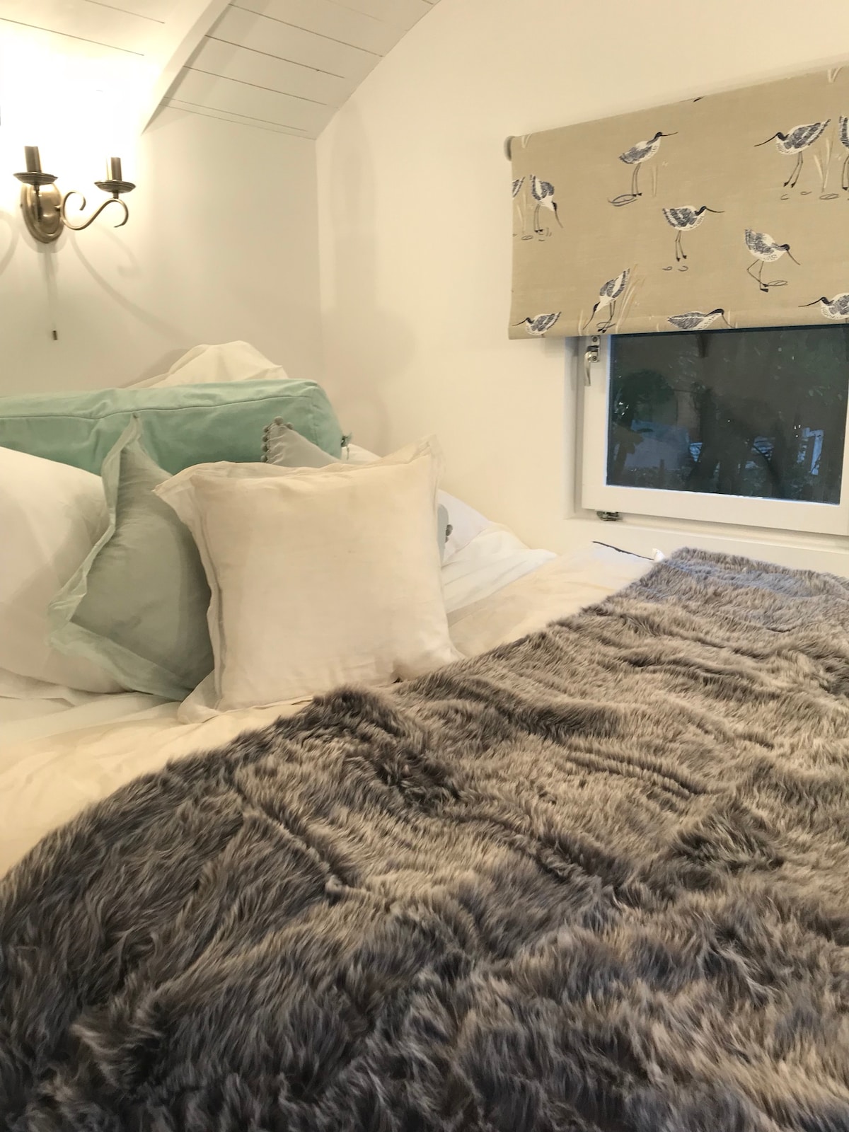 加大双人床配有Simba枕头和羽绒被，极致舒适。