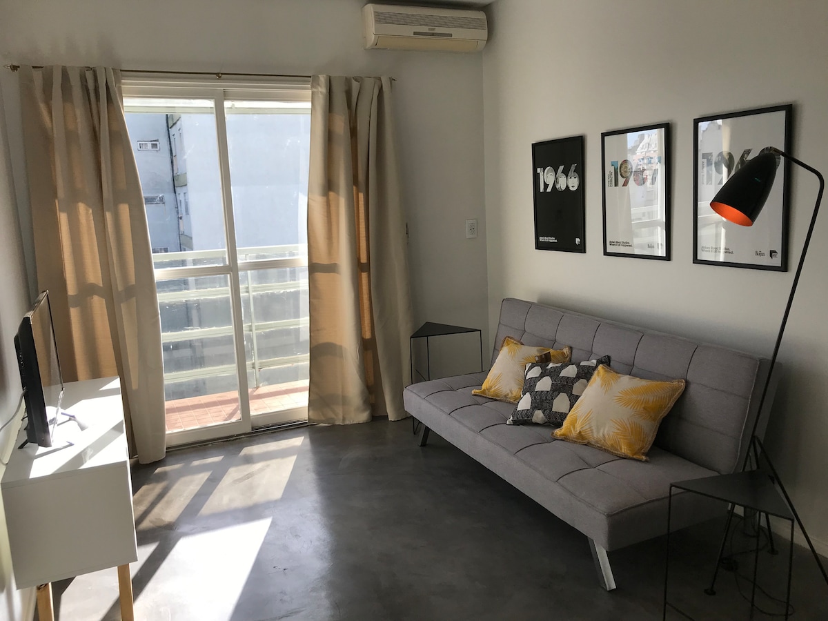 Estudio remodelado con balcón
