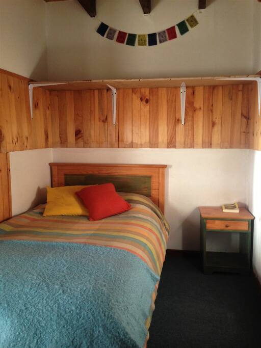 Habitación 1 con baño privado. Ubicada en el 1er piso de la casa-