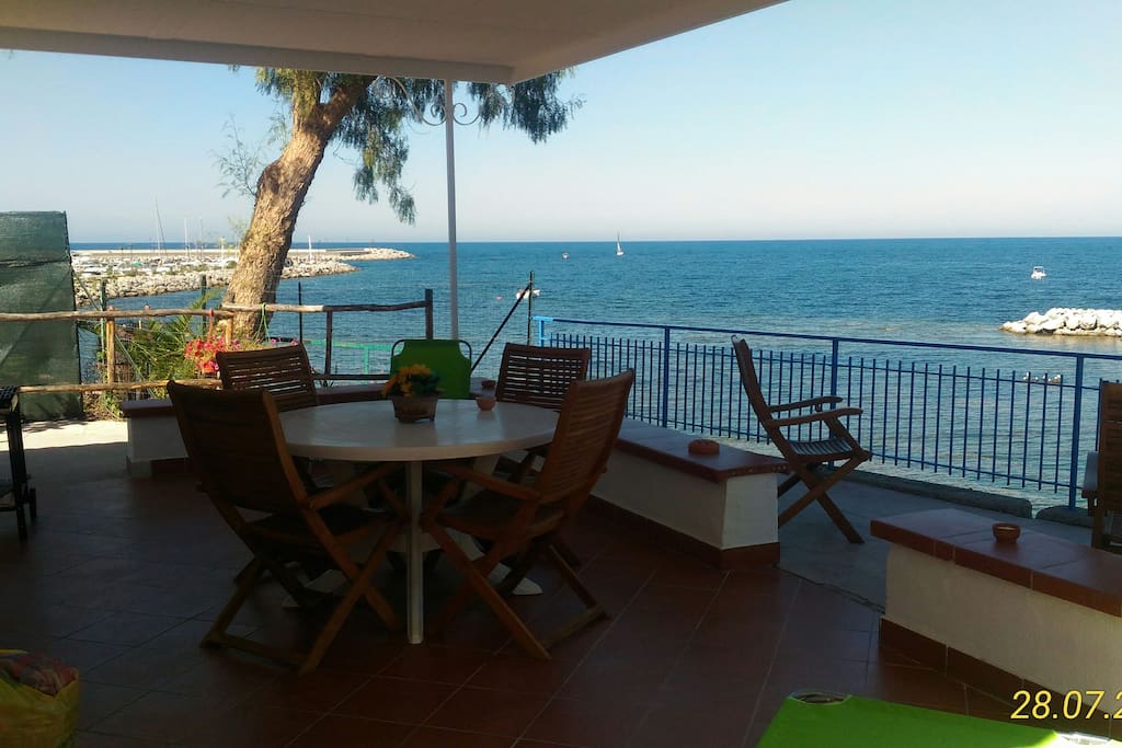 Veranda coperta con veduta castello e mare.