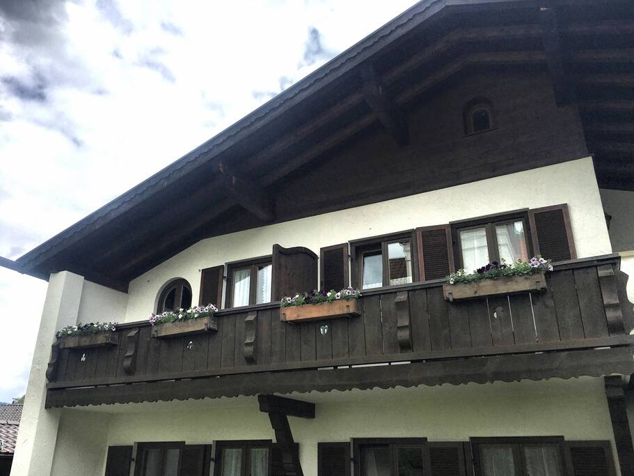 Privater großzügiger Balkon mit Trennwand zwischen Wohn- und Schlafzimmer.