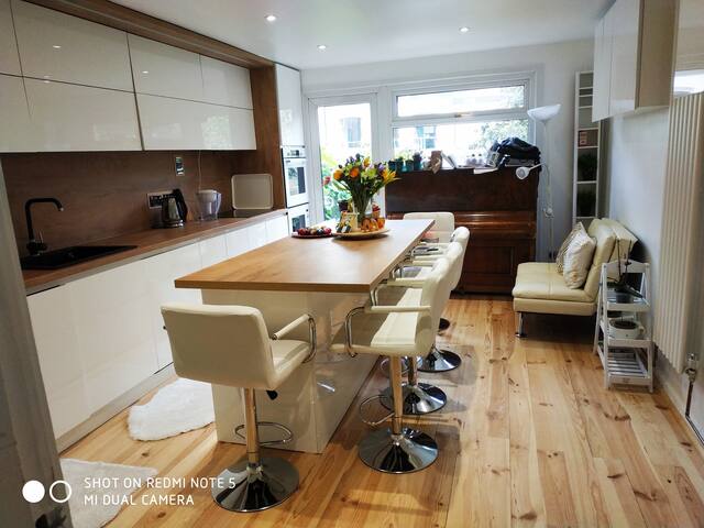 Welcome to our lovely house next to Victoria Park gallery image 2